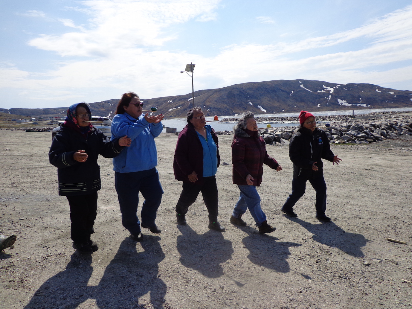 Photo2: Des aînées de Kangiqsujuaq font une course avec une cuillère et un œuf, le 16 juin 2014.